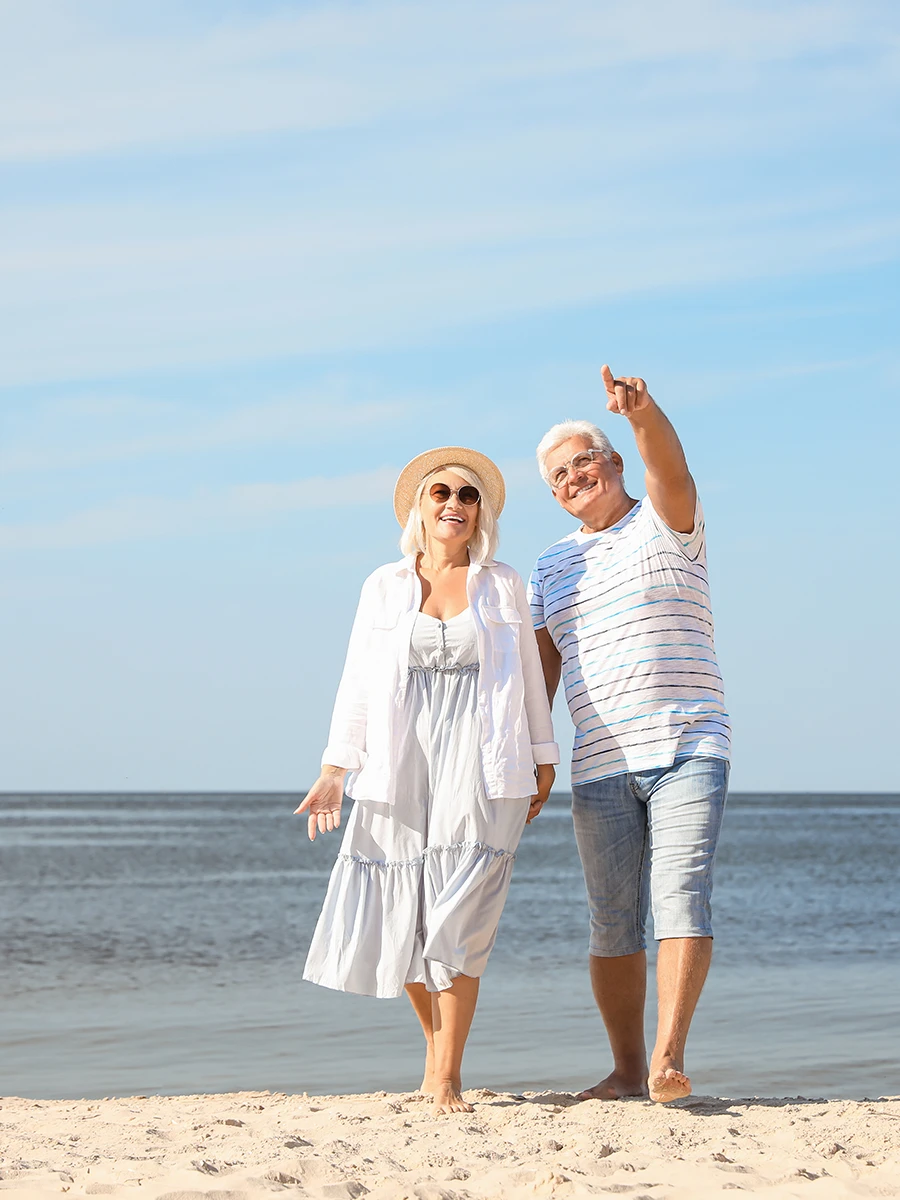 Estilo de vida Alta Vita, One Eighty Pareja madura feliz pasea por la playa
