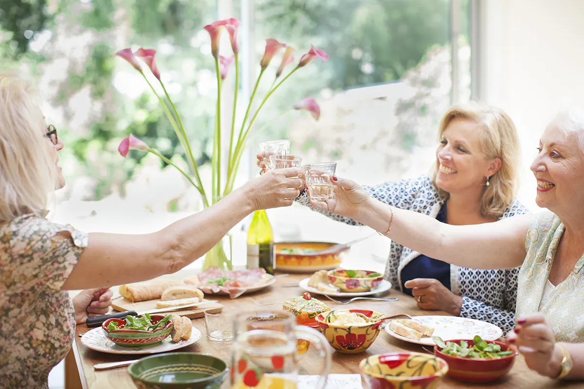 Grupo de amigas celebran una reunión con comida ligera