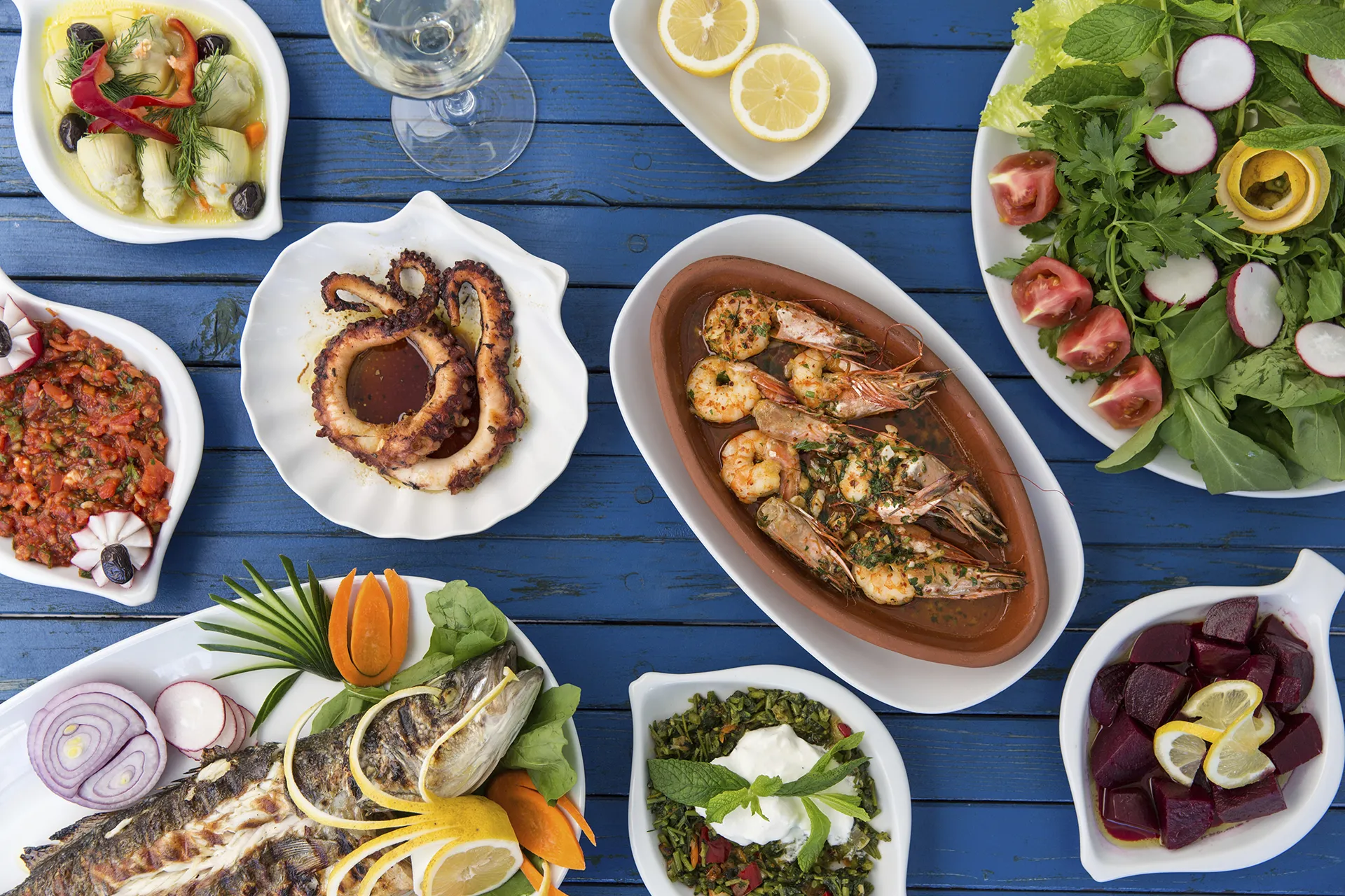 Diversos platos de comida mediterránea