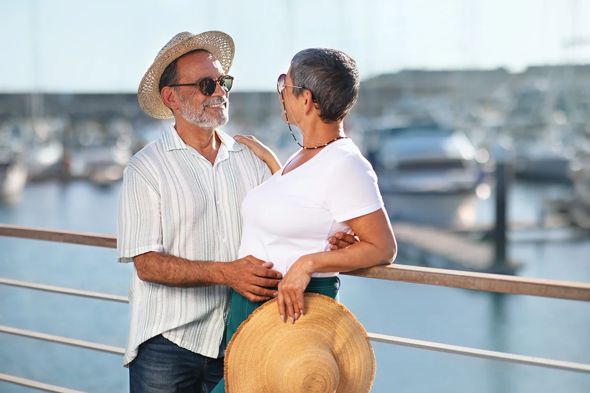 Pareja madura en puerto deportivo