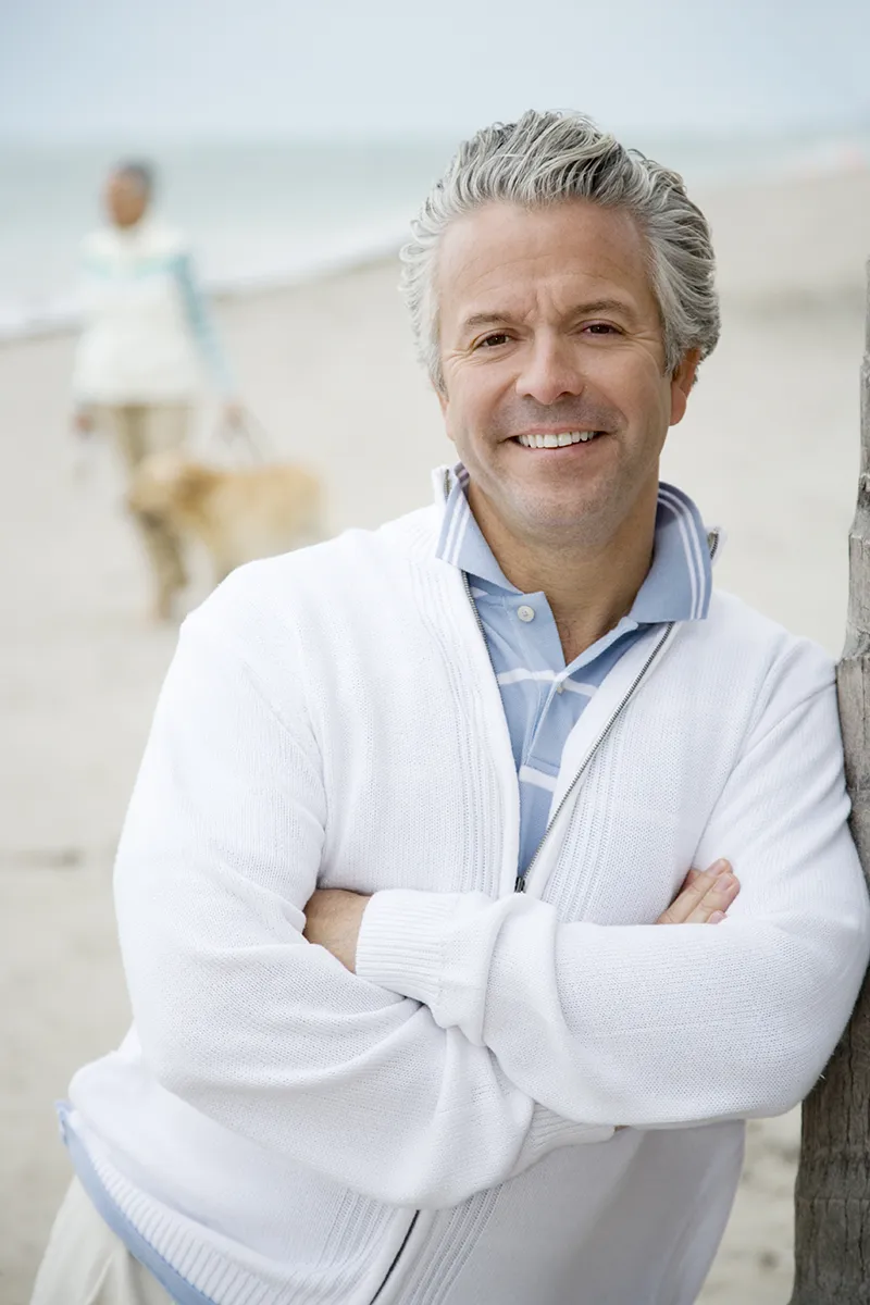 Retrato de Hombre de mediana edad en la playa